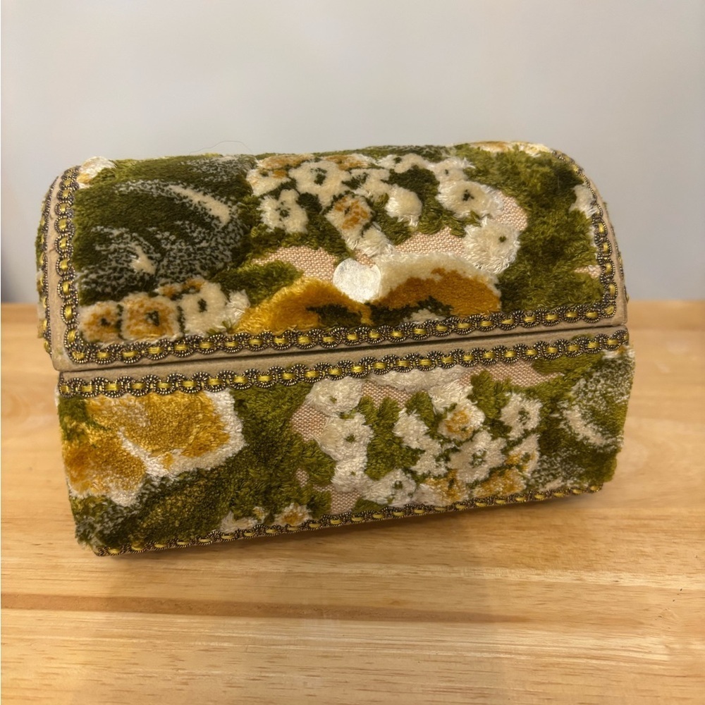 4 items with a ⭐️ For 20$ Vintage Floral Velvet Cardboard Jewel Box Used